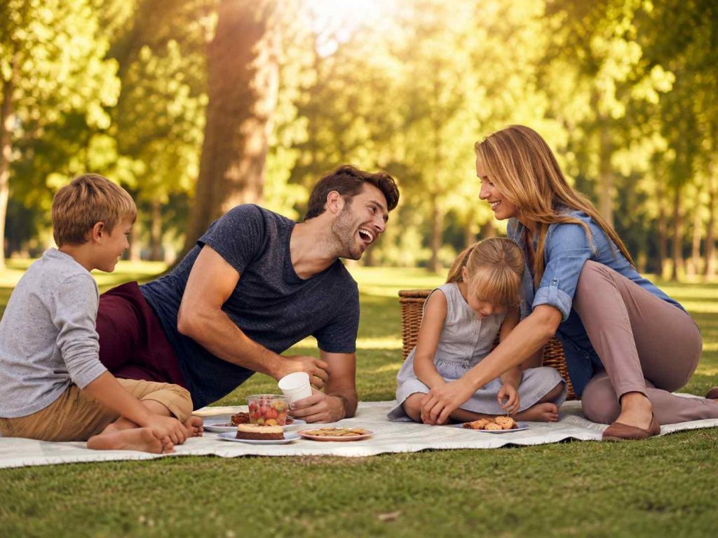 Famille partageant un moment de détente en plein air