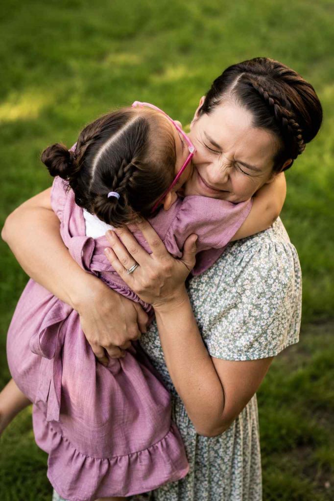 Mère partageant un moment affectueux avec son enfant