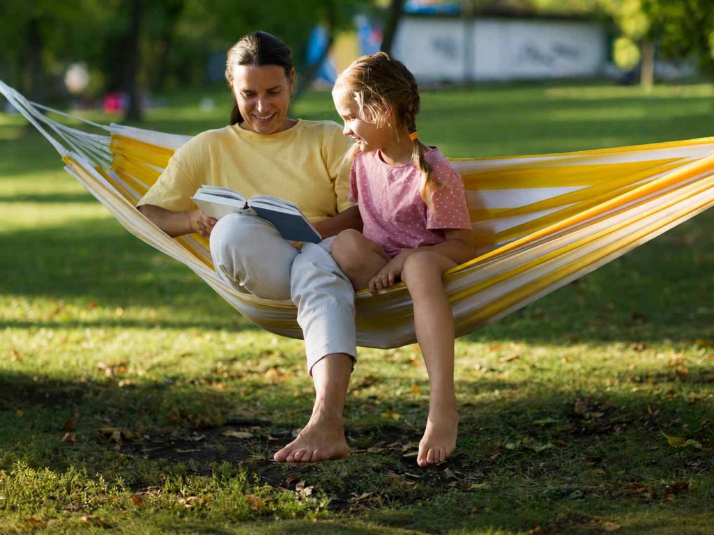 Parent et enfant partageant un moment calme dans un hamac