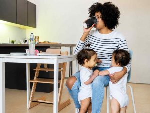 Parent débordé par le quotidien avec ses jeunes enfants